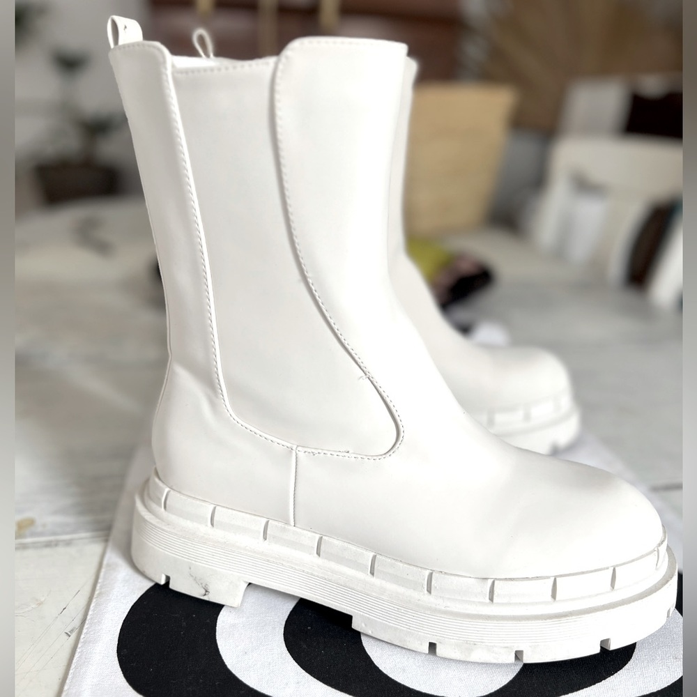 Unilady White mid-calf Chelsea boot with lugged sole